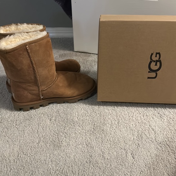 Size 7 Uggs - Picture 3 of 4